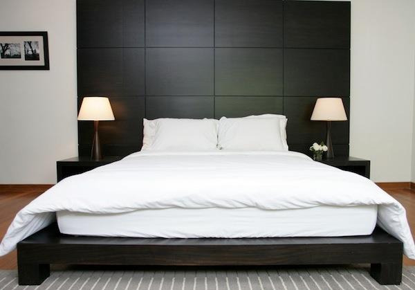 Κρεβάτια πλατφόρμας με διαμερίσματα εξοπλισμένα με ξύλινα κουφώματα