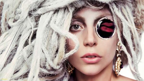 Η Lady Gaga με ένα τρελό χτένισμα