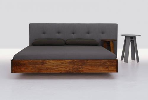 επικαλυμμένο κρεβάτι ξύλινο γκρι κεφαλάρι μινιμαλιστικό λευκό τοίχο δαπέδου