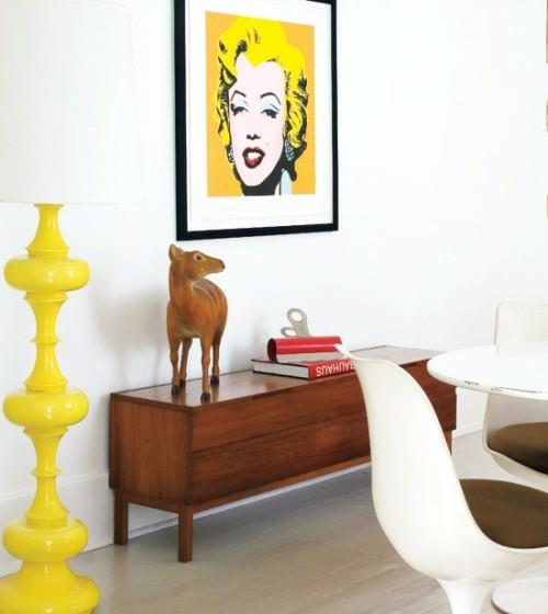 shrill pop art ιδέες διακόσμησης τοίχων merilyn monrou κίτρινο μπουφέ από ξύλο