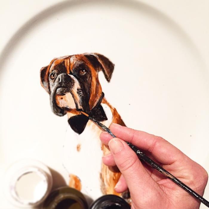 Ζωγραφική σε πιάτα πορσελάνης Jacqueline Poirier χρησιμοποιώντας ένα πιάτο ως σκύλο καμβά