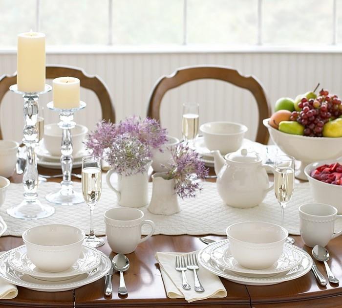 πορσελάνινα πιατικά τραπέζι διακόσμηση λουλούδια λευκά φλιτζάνια πιάτα σαμπάνια φρούτα