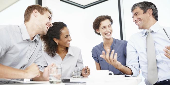 οι συνάδελφοι με θετική σκέψη μαθαίνουν διασκεδαστικές συζητήσεις