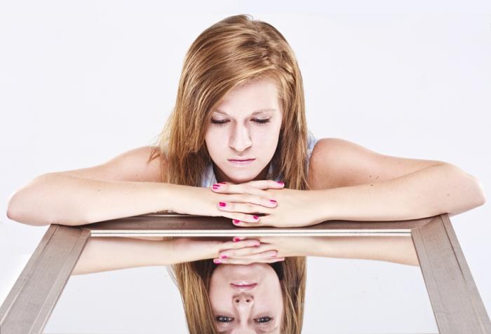 μάθετε θετική σκέψη γυναίκα καθρέφτης αυτοπεποίθηση μάθετε