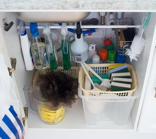 Οργανώστε πρακτικές ιδέες διαβίωσης DIY για το καθαριστικό του σπιτιού σας