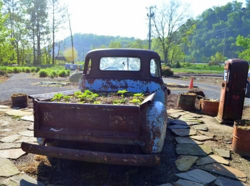 πρακτικό σχέδιο κήπου φύτευση παλιού αυτοκινήτου