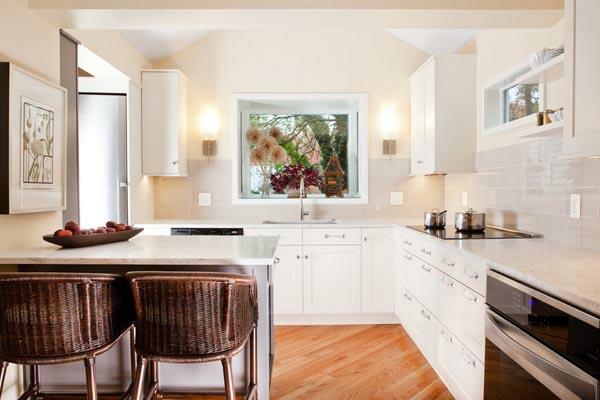 λύσεις κουζίνας για μικρές κουζίνες λευκά έπιπλα κουζίνας ξύλινο πάτωμα