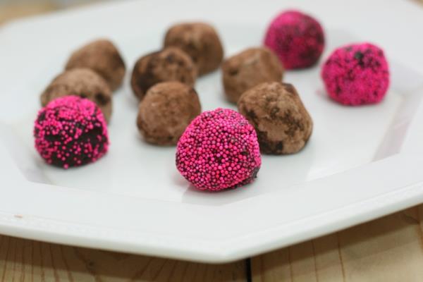 Φτιάξτε τις δικές σας σοκολάτες με πολύχρωμα πασπαλιστήρια ζάχαρης και σκόνη κακάο