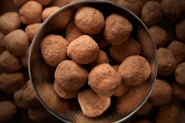 Φτιάξτε τις δικές σας σοκολάτες σκόνη κακάο τρούφας