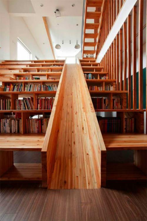 ιδιωτικές παιδικές χαρές ξύλινη τσουλήθρα σε συνδυασμό με ράφια βιβλίων και σκάλες