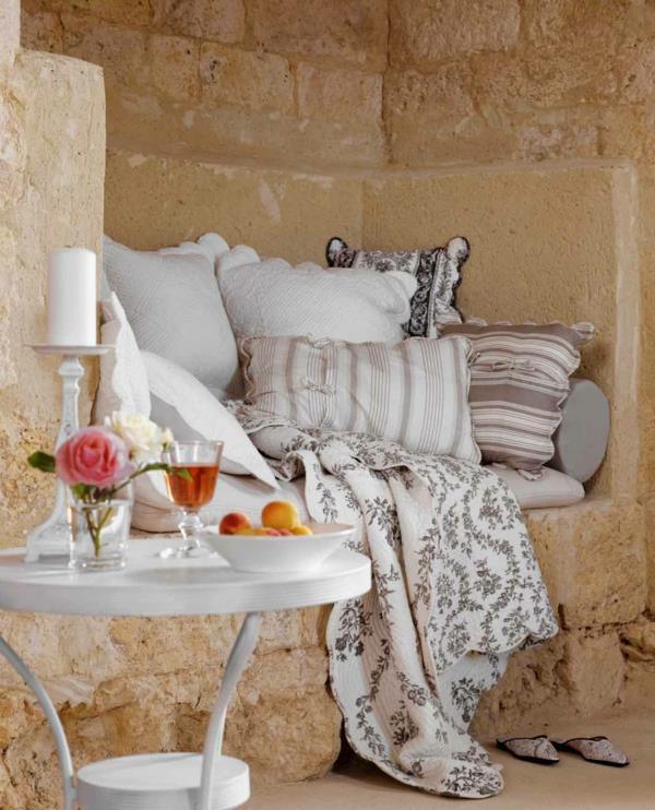 κρεβάτι provence εξειδικευμένοι πέτρινοι τοίχοι στρογγυλό βοηθητικό τραπέζι