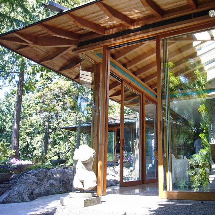 Κατασκευή στέγης ξύλινα δοκάρια γυάλινα παράθυρα από το δάπεδο μέχρι την οροφή