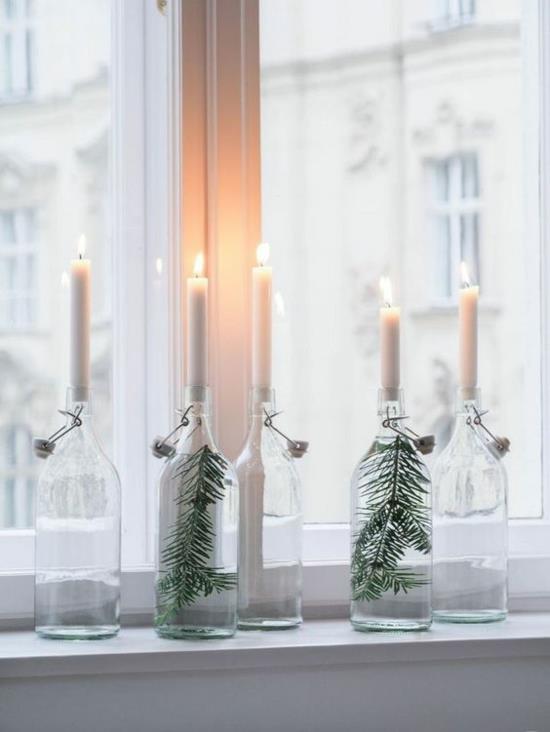 πουριστική χριστουγεννιάτικη διακόσμηση περβάζι παραθύρου λευκά κεριά έλατο πράσινο