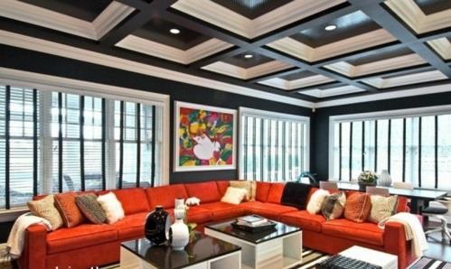 τετράγωνα μαύρο λευκό δωμάτιο οροφή γωνιακός καναπές κόκκινα μαξιλάρια τραπεζάκια σαλονιού