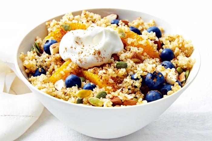 Ετοιμάστε μπλε μούρο quinoa beetroot