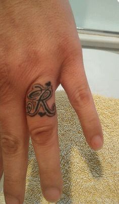 R raidės tatuiruotės dizainas ant piršto