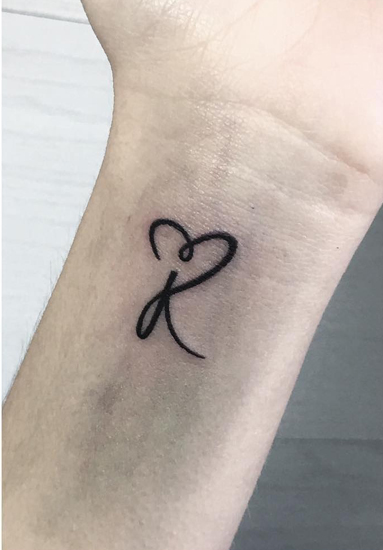 R raidės tatuiruotės dizainas ant riešo