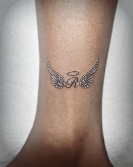 Angel R raidės tatuiruotė