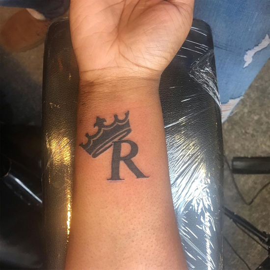 „Crown R Letter Tattoo“