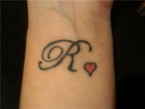 R raidės tatuiruotė su širdimi