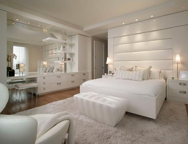 εκλεπτυσμένο ρετιρέ διαμέρισμα με βελούδινο σκαμπό φαρδύ διπλό κρεβάτι