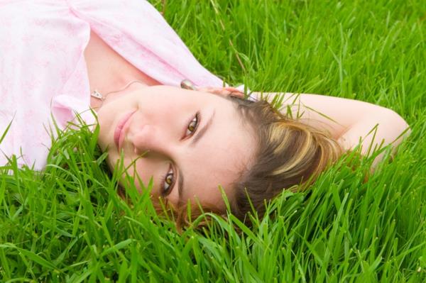 γκαζόν γονιμοποιήστε σωστά την επαγγελματική κηπουρική φροντίδας γκαζόν