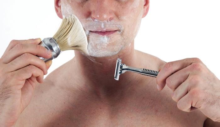 Φτιάξτε αφρό ξυρίσματος όταν ξυρίζεστε