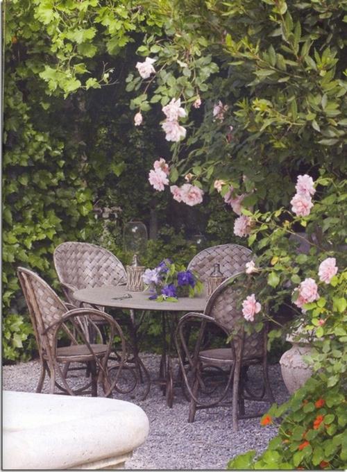 έπιπλα κήπου από μπαστούνι σκούρο καφέ τραπέζι τριαντάφυλλα φρέσκα