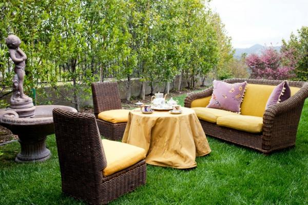 έπιπλα κήπου από μπαστούνι κίτρινα μαξιλάρια μαξιλάρια πάρτι κήπου φρέσκες ιδέες για διακοσμήσεις πάρτι