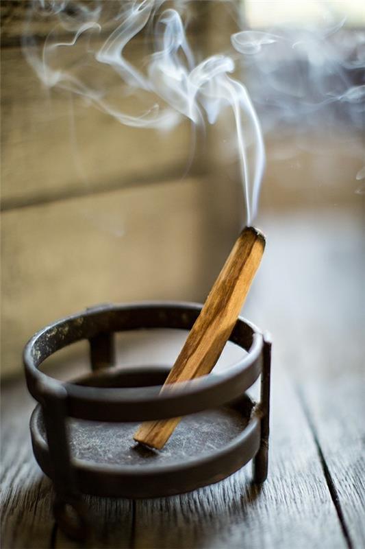 δύσκολες νύχτες με palo santo