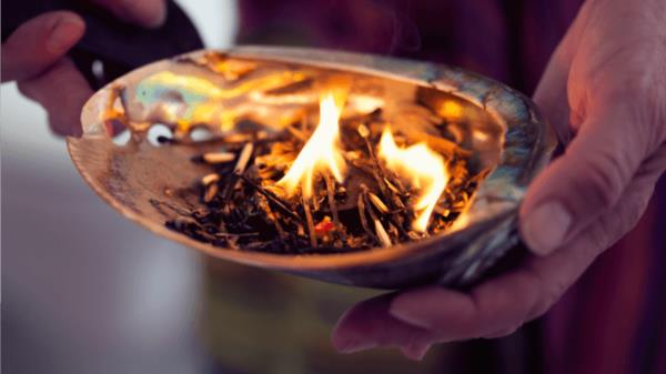 Ο Rauhnächte καπνίζει με palo santo