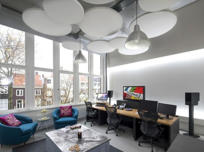 Τα πάνελ οροφής γύρω από το γραφείο βελτιώνουν την ακουστική του δωματίου