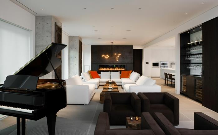 εσωτερική διακόσμηση σαλόνι λευκός καναπές μαξιλάρια πορτοκαλί αιθανόλη τζάκι καφέ πολυθρόνες πιάνο