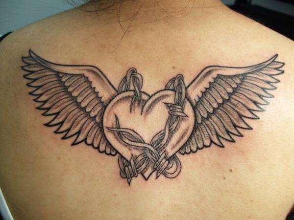 πλάτη τατουάζ μοτίβα καρδιά με φτερά σύρμα