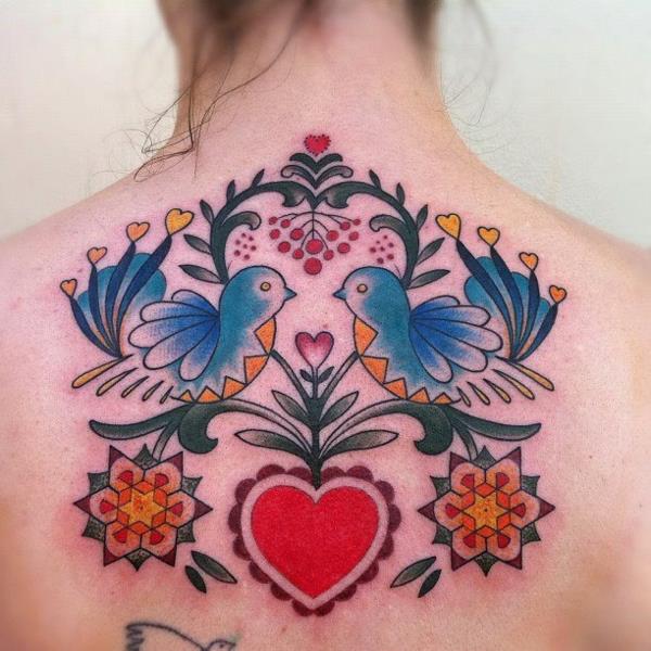 πίσω τατουάζ μοτίβα καρδιά πουλιά γεωμετρικά στοιχεία χρωματισμένα