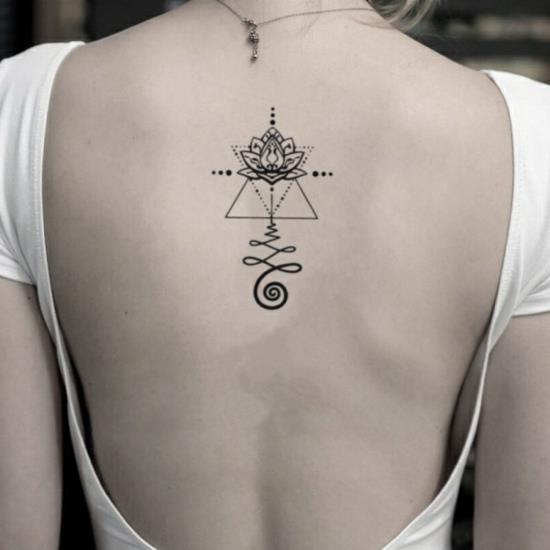 πλάτη unalome τατουάζ lotus γεωμετρικά