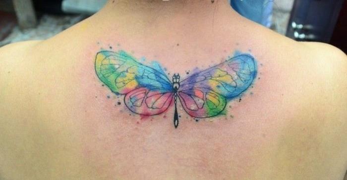 πίσω τατουάζ πεταλούδα πολύχρωμο τατουάζ ακουαρέλα