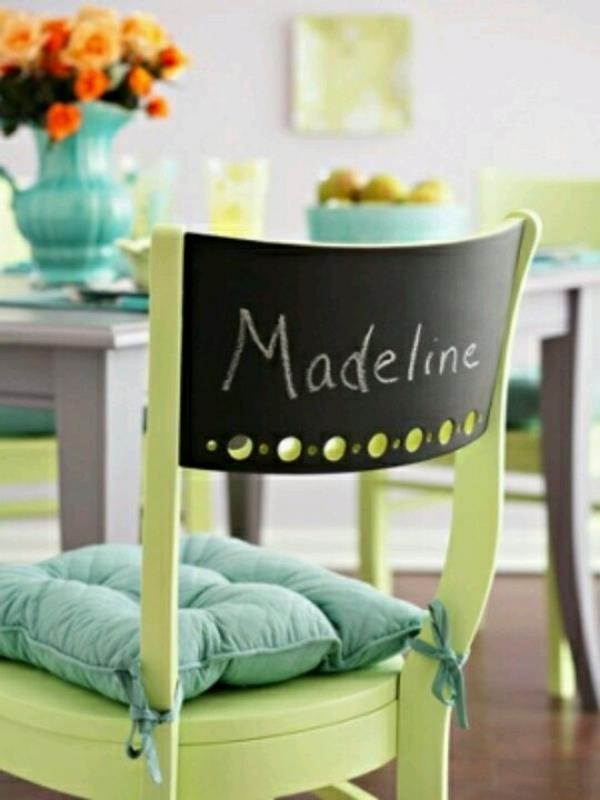 πλάτη καρέκλα πράσινα μαξιλάρια μαύρη σανίδα