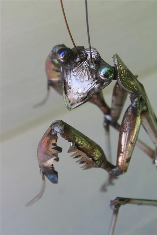 ανακύκλωση μεταλλική φιγούρα έντομο που προσεύχεται τέχνη μάντις