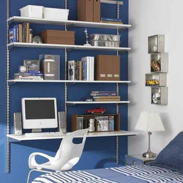 ράφια και γραφείο ναυτικό μπλε τοίχο πλαστική καρέκλα σε λευκό χρώμα
