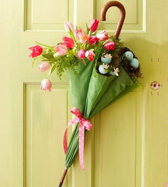 ομπρέλα κορδέλα λουλούδια ανοιξιάτικη πόρτα αυθεντική διακόσμηση για το Πάσχα