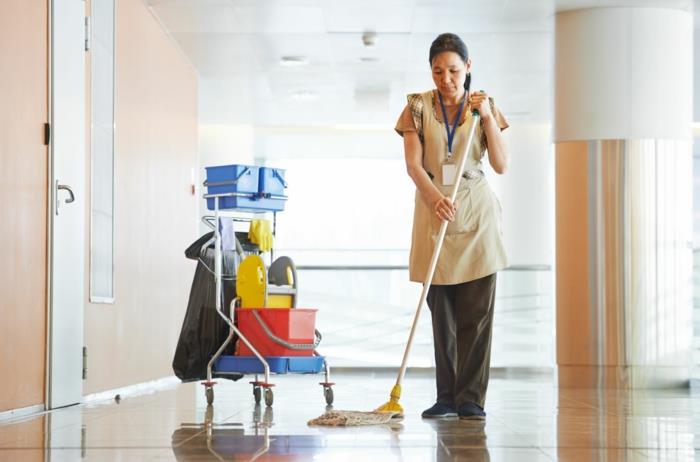 υπηρεσία καθαρισμού δημόσιες εγκαταστάσεις καθαρισμός πατωμάτων