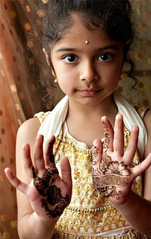 ταξίδι στην Ινδία τατουάζ παιδιών χέννα