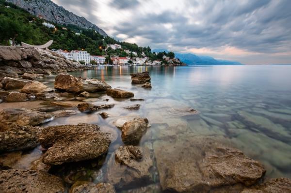 ταξίδι στην κροατία Δαλματία βράχια μια μικρή πόλη κοντά στην Όμη