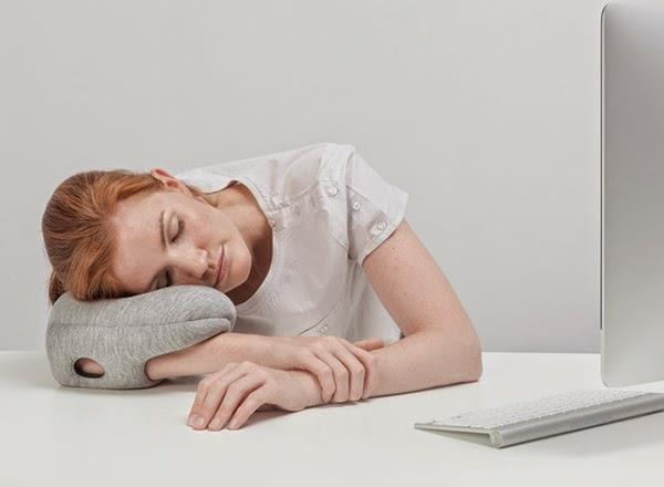 μαξιλάρι ταξιδιού σχεδιαστής Ostrich Pillow Mini πάρε έναν υπνάκο