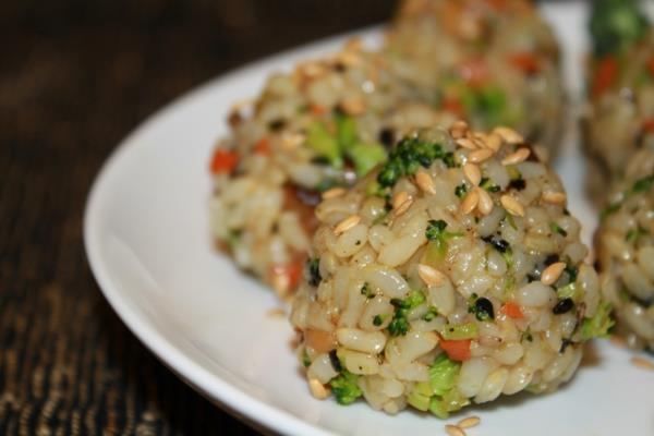 πιάτα ρυζιού με λαχανικά σουσάμι μπρόκολο