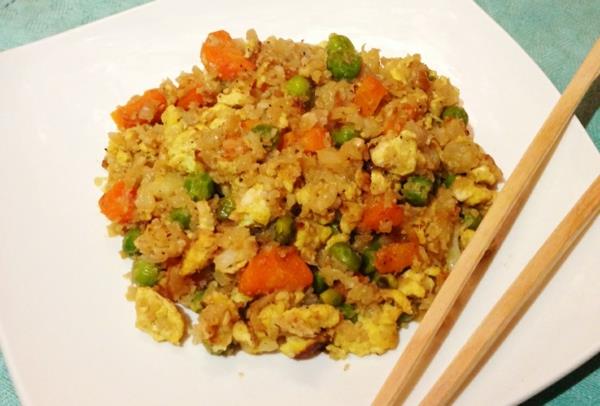 πιάτα ρυζιού με λαχανικά αυγά αρακά καρότα