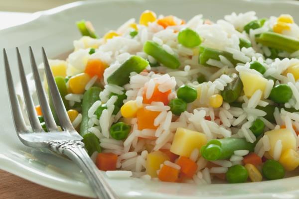 πιάτα ρυζιού με λαχανικά πράσινα φασόλια καρότα