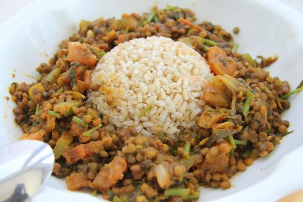 πιάτα ρυζιού με φακές λαχανικών στον ατμό για χορτοφάγους