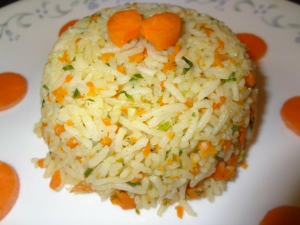 πιάτα ρυζιού με λαχανικά καρότα μαϊντανό